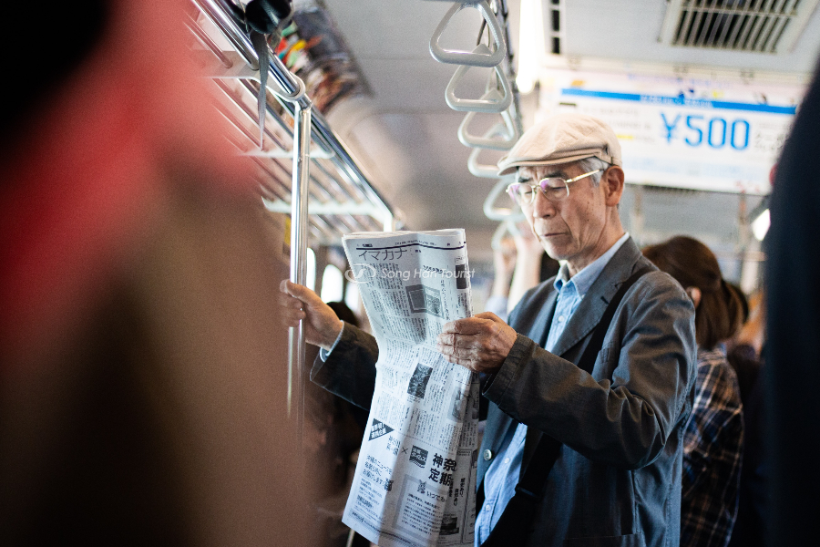 Người Nhật đọc mọi lúc mọi nơi nếu có thể