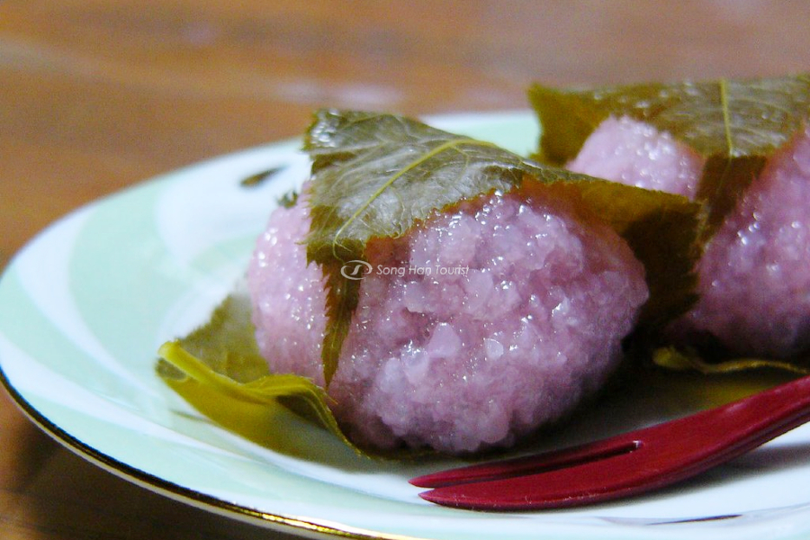 Người Nhật thường ăn Sakura Mochi và ngắm hoa anh đào