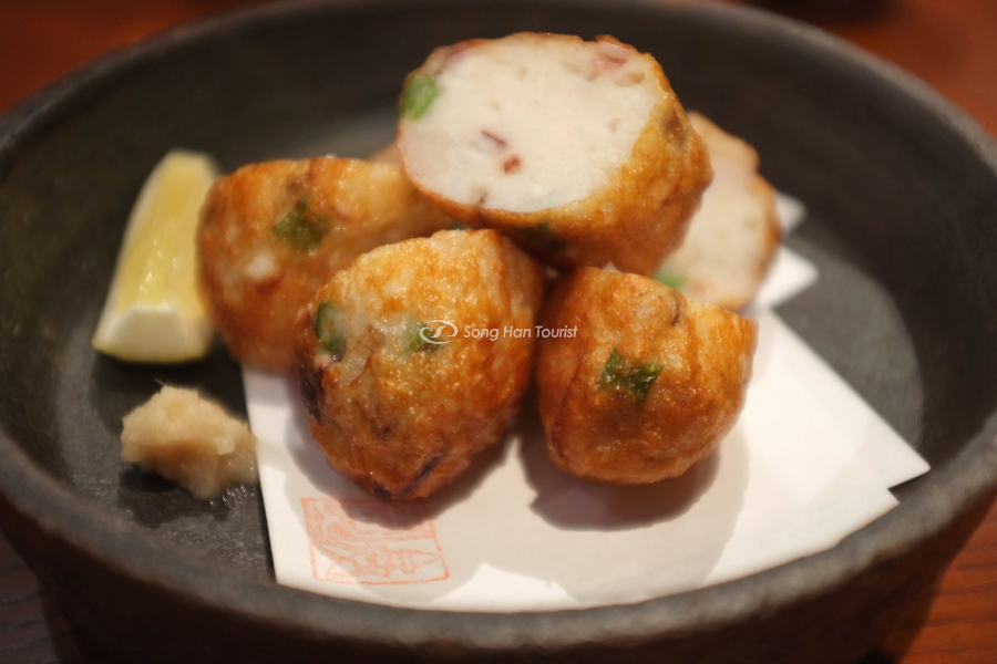 Nguyên liệu rau củ được kết hợp trong chả cá