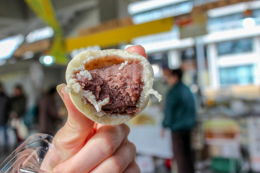 Nhân bánh được làm bằng đậu đỏ thơm ngon 