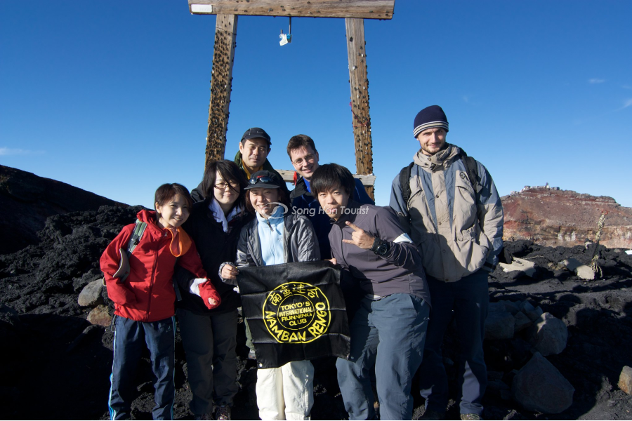 Nhiều du khách nghỉ ngơi, chụp ảnh tại trạm dừng chân 