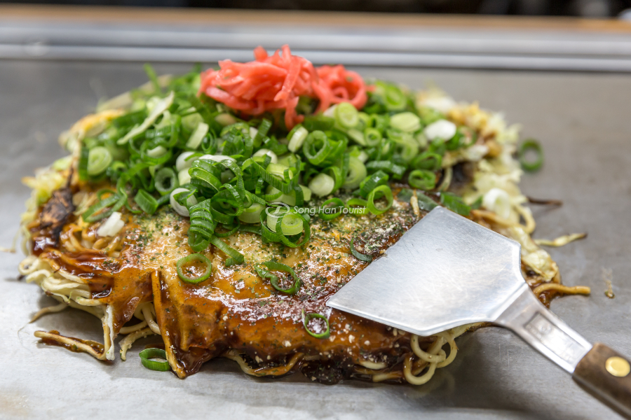 Nhiều gia vị được sử dụng chế biến Okonomiyaki