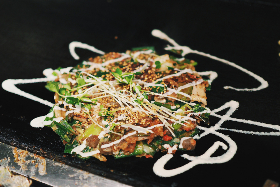 Nhiều nguyên liệu được thêm vào bánh xèo