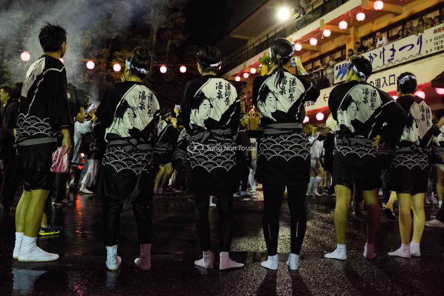 Những người tham gia và du khách hòa vào nhịp lễ hội 