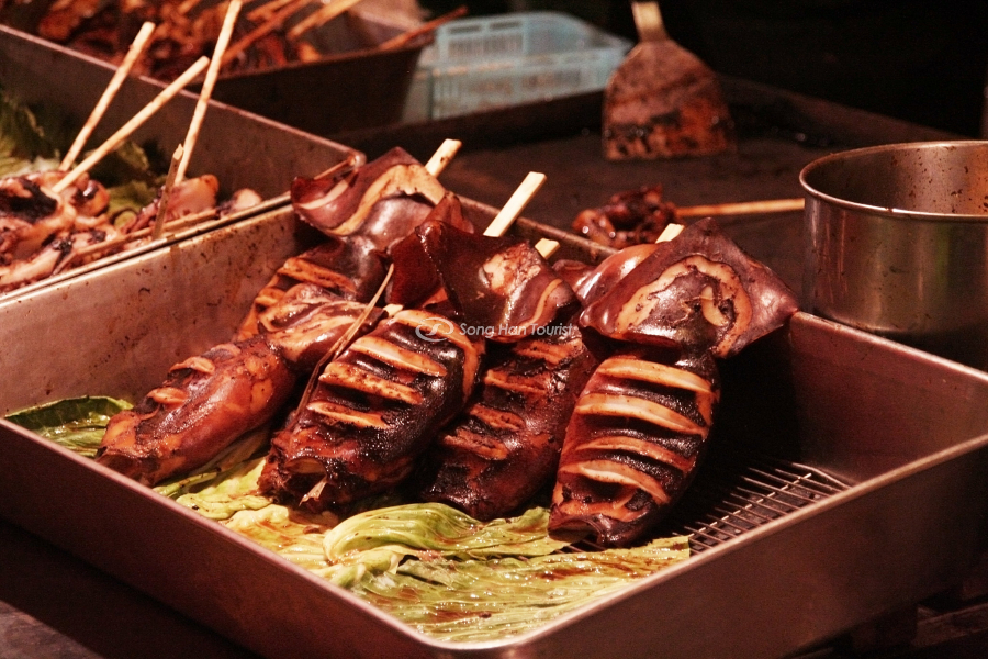 Những que mực nướng giòn ngon trên phố