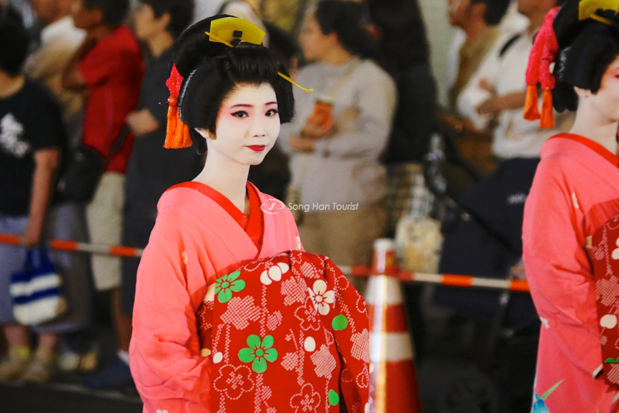 Oiran thường sử dụng các bộ trang phục màu sắc sặc sỡ