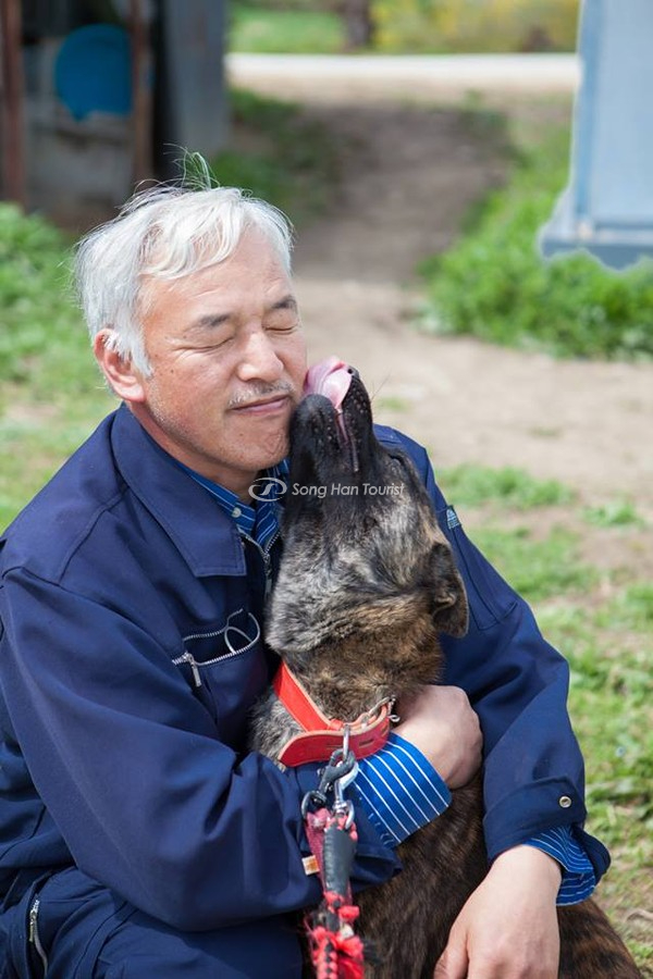 “Ông Cụ Phóng Xạ”  bên cạnh chú chó mà ông đã cưu mang