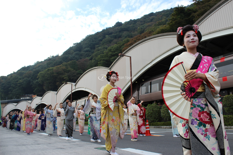  Phụ nữ diện trang phục truyền thống diễu hành