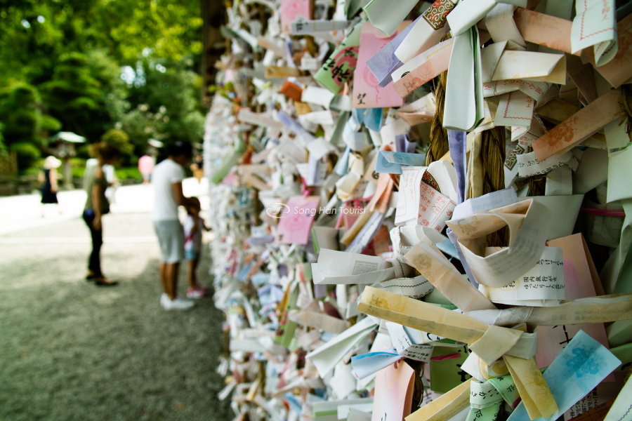 Quẻ bói được treo dày đặc