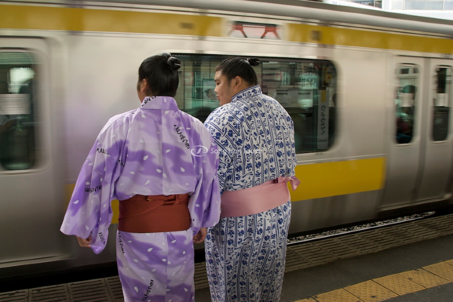 Sumo được bắt gặp trong khi chờ tàu điện 