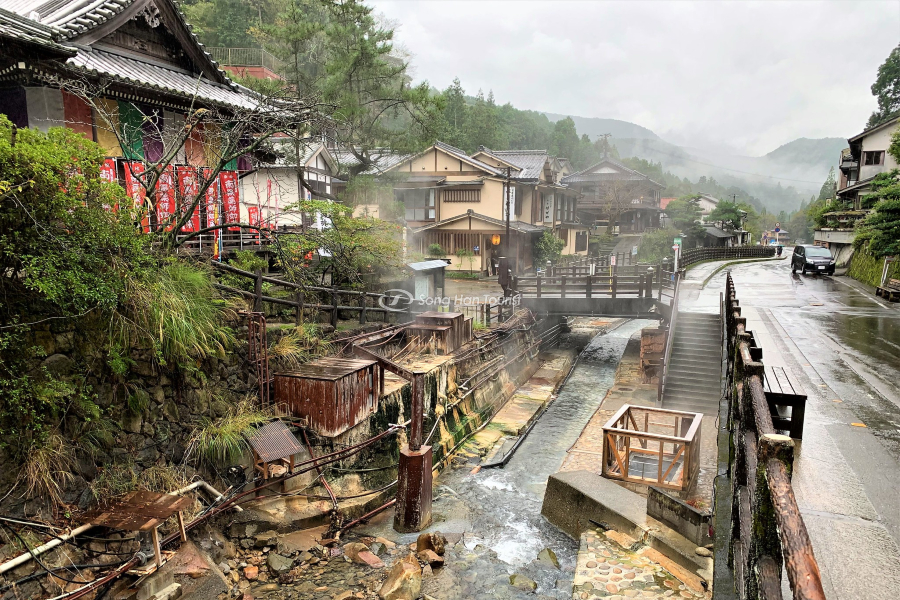 Suối nước nóng thiên nhiên tại Yunomine