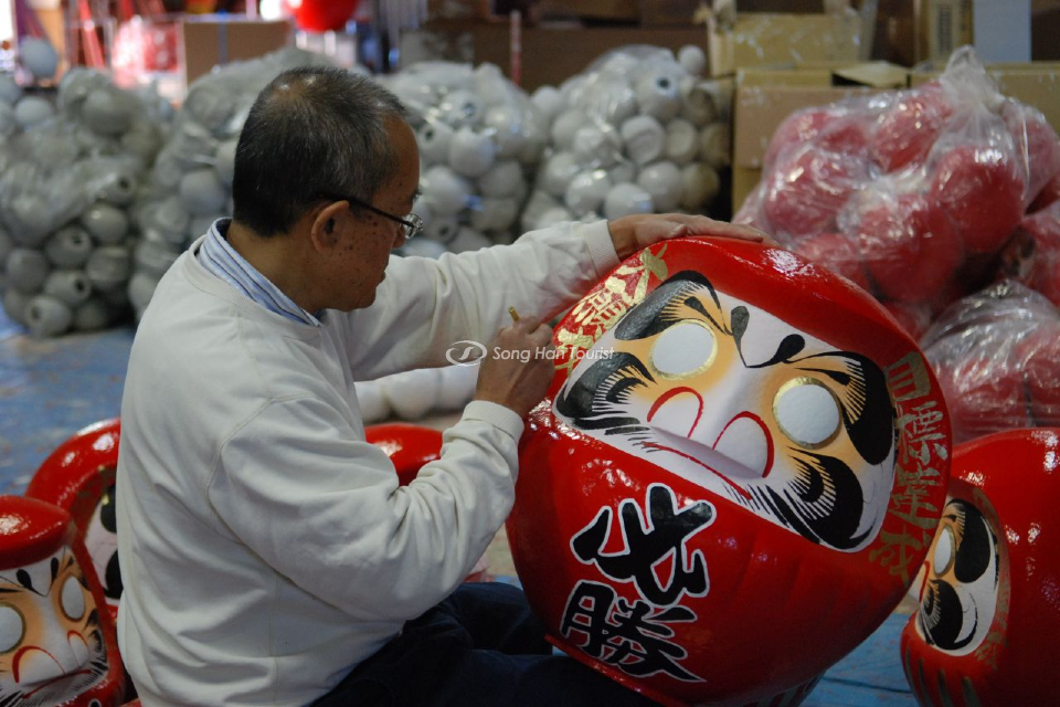 tay-nghe-cua-tho-se-cho-ra-nhung-hinh-thu-daruma-dac-biet-trong-van-hoa-nhat-ban