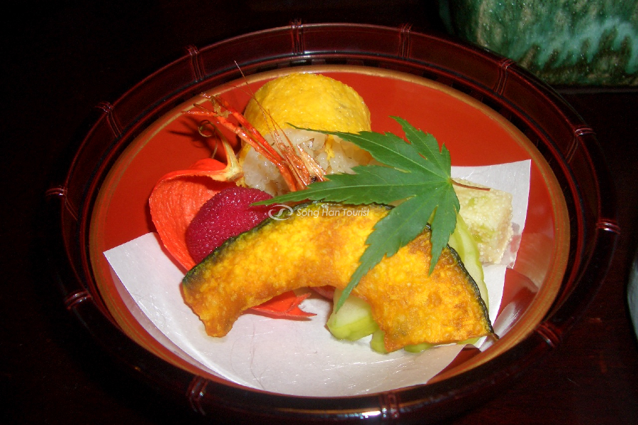 Tempura với hải sản và rau quả chiên giòn