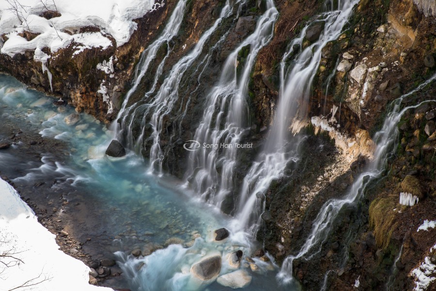 Thác đổ trắng xóa một ngày mùa đông 