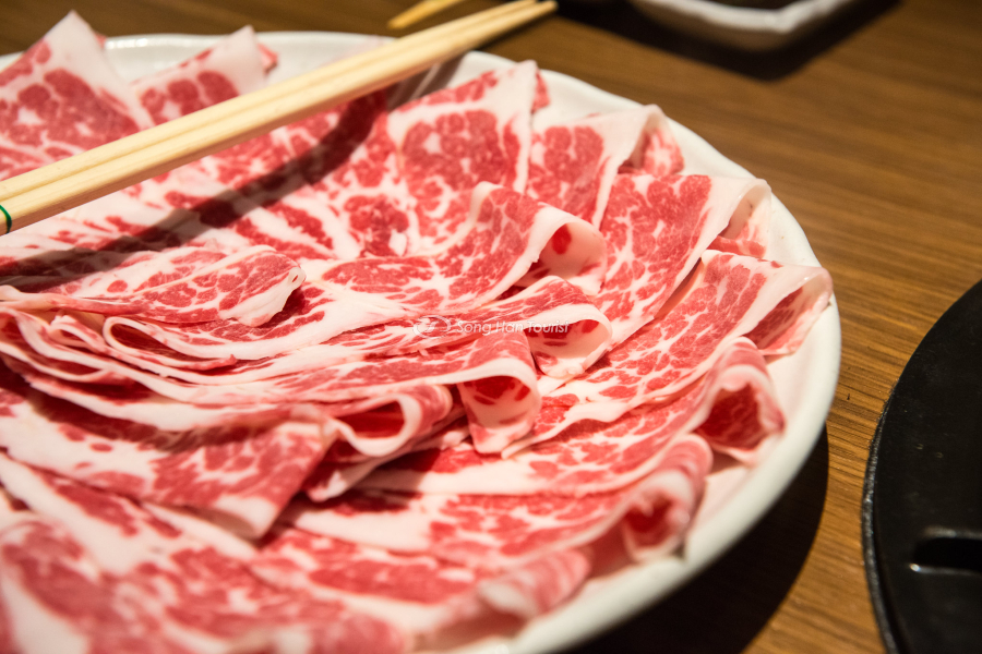 Thịt ngựa cắt lát mỏng ăn với lẩu