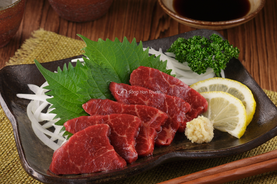 Thịt ngựa được thái lát đẹp mắt