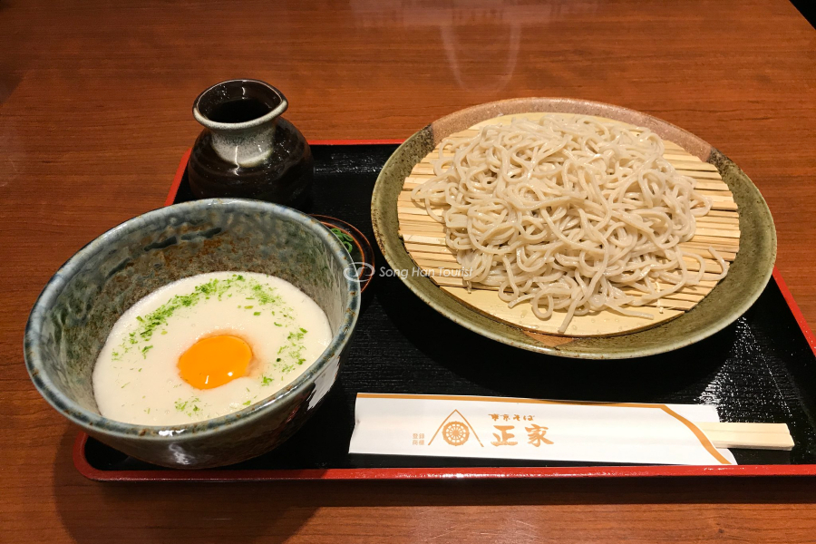 Thực phẩm Nhật Bản khoai nghiền ăn kèm trứng sống 