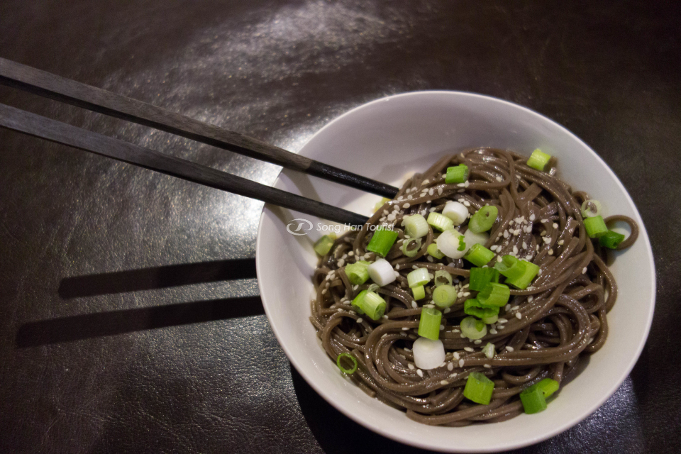 Thưởng thức mì lạnh Soba khi du lịch hè Nhật Bản
