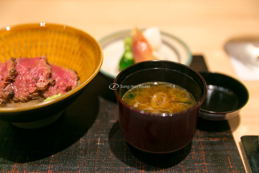 Thưởng thức Miso cùng các món chính