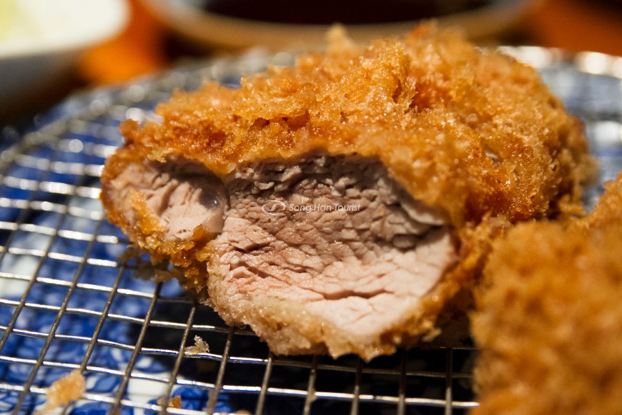 Tonkatsu với lớp vỏ ngoài vàng óng giòn rụm