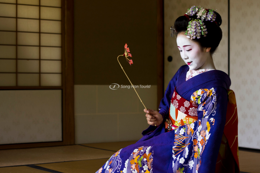 trang-phuc-cua-geisha-nhat-ban-duoc-may-hoan-toan-bang-tay