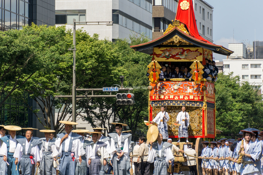 Trang phục truyền thống được mặc tại ngày hội
