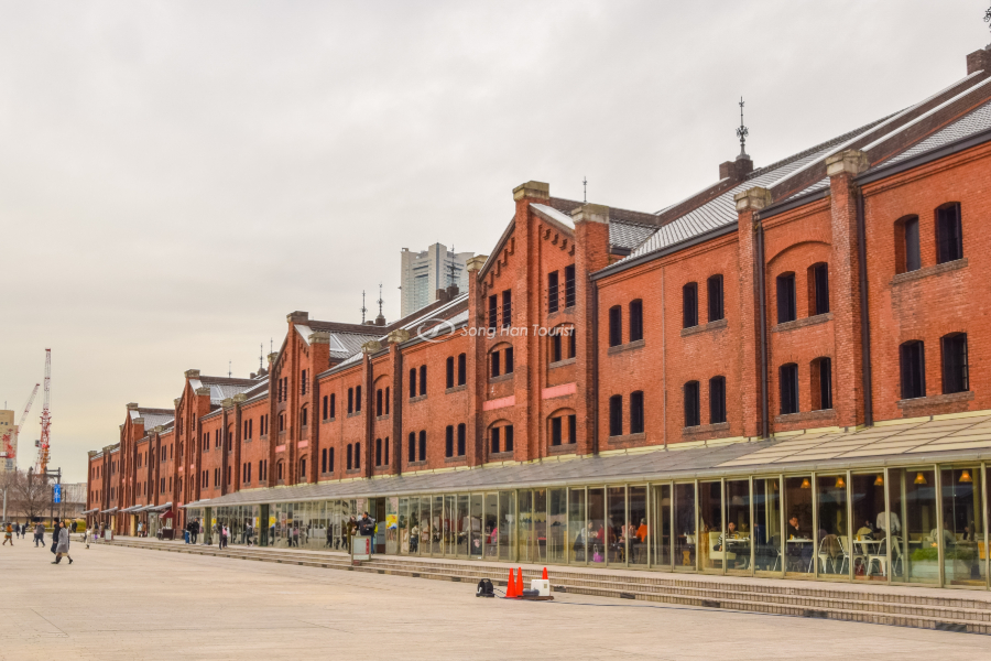 tu-nha-kho-den-trung-tam-thuong-mai-sam-uat-tai-nhat-ban