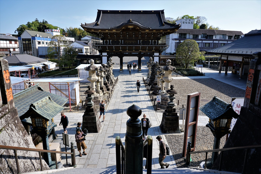 Từ phía chính điện nhìn ra cổng chính