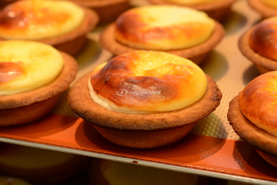 Vỏ bánh giòn hòa cùng nhân bánh béo ngậy