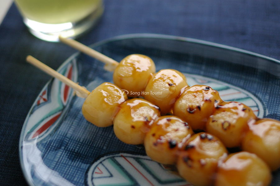 Vừa thưởng trà vừa thưởng thức món bánh Tsukimi tuyệt vời 