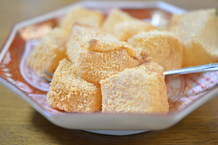 Warabi Mochi được áo một lớp đường nâu